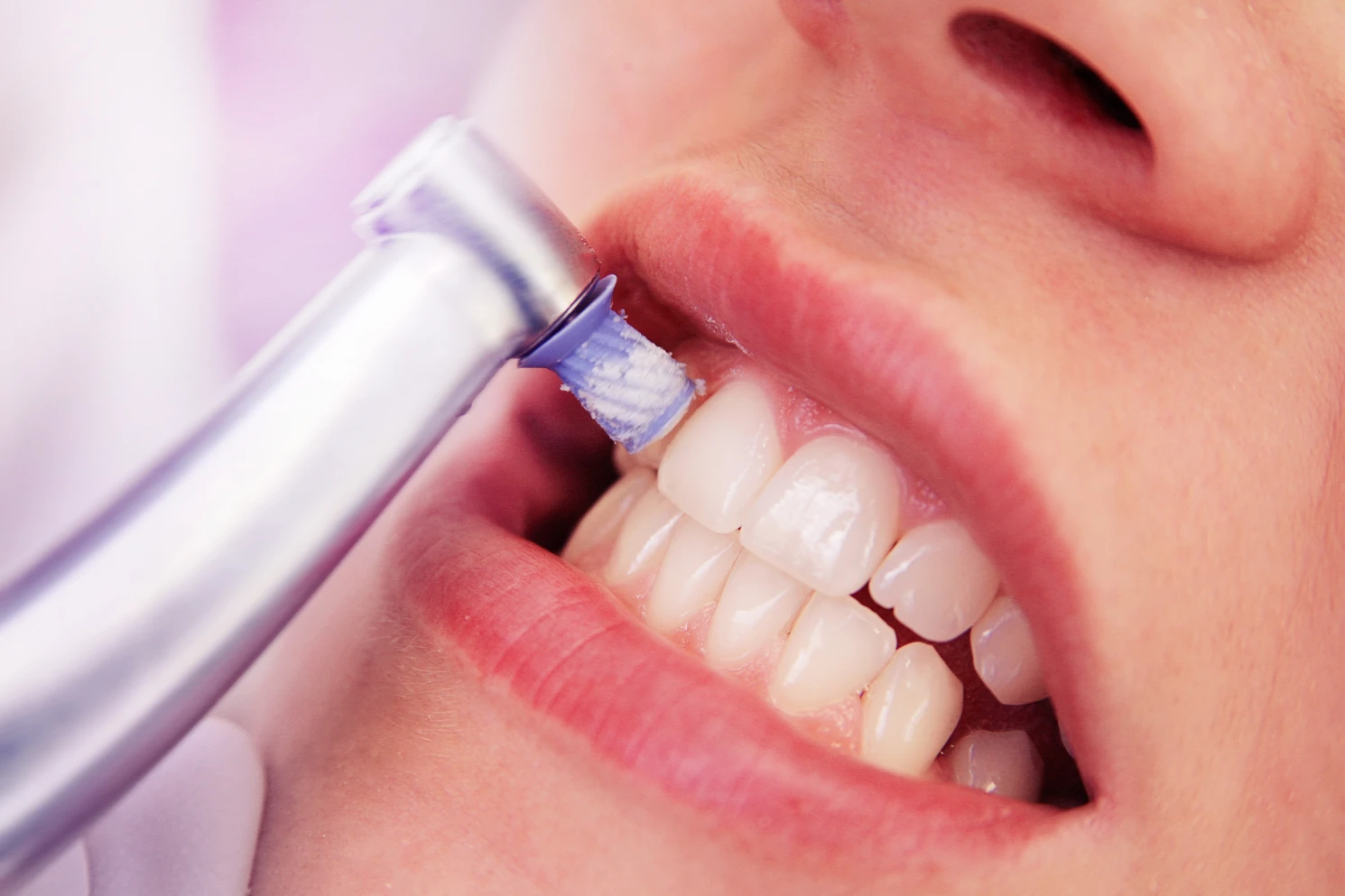Frauen lächeln im Zahnarztstuhl
